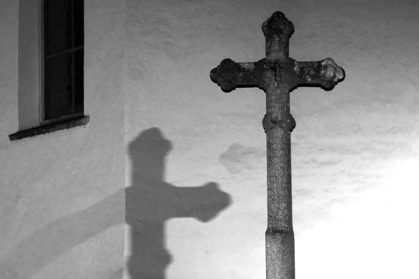 Kreuz vor Kirche 09.11.23